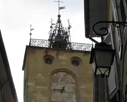 PXL010 La tour est surélevée au début du XVIe siècle -l'horloge et la cloche du Ban-.